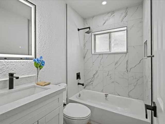 717 SW 7th Ter, Hallandale Beach FL 33009