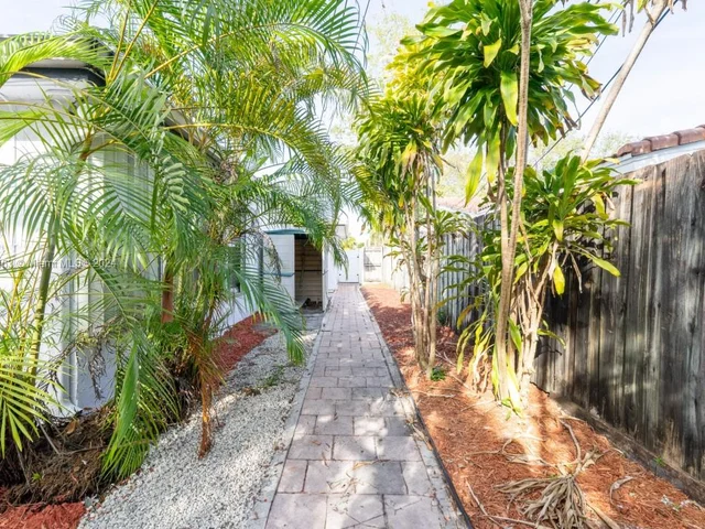 6220 NE 21st Rd, Fort Lauderdale FL 33308