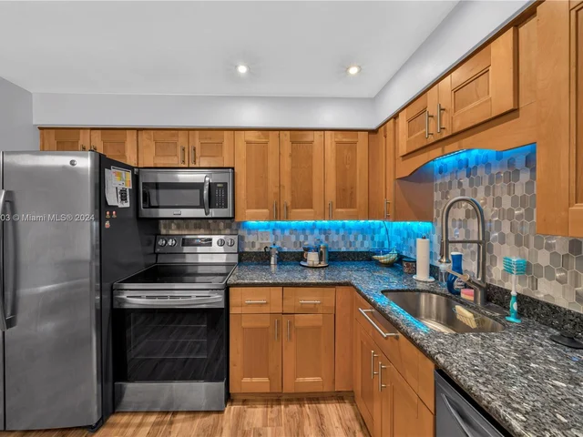 9417 SW 52nd St, Cooper City FL 33328