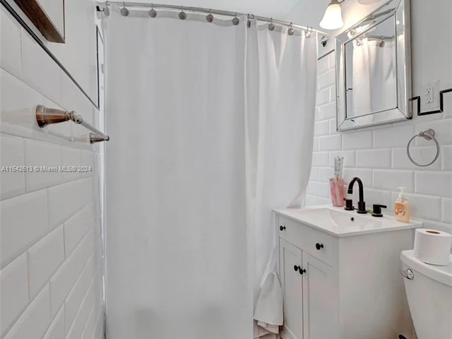 900 Tyler St, Hollywood FL 33019