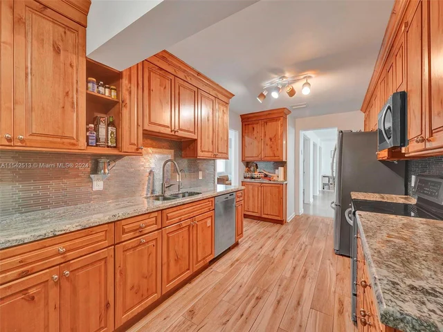 900 Tyler St, Hollywood FL 33019