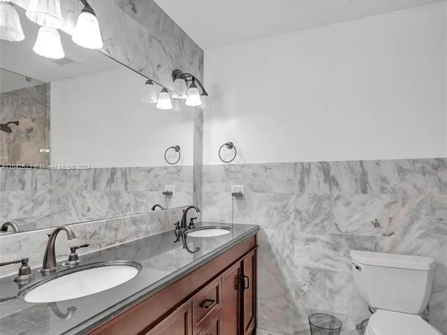 900 Tyler St, Hollywood FL 33019