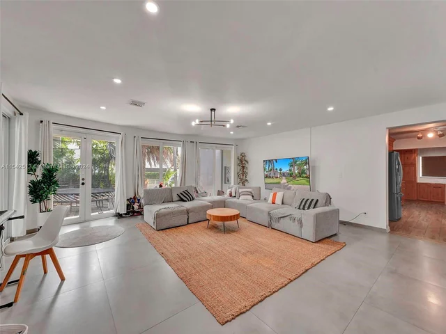 900 Tyler St, Hollywood FL 33019