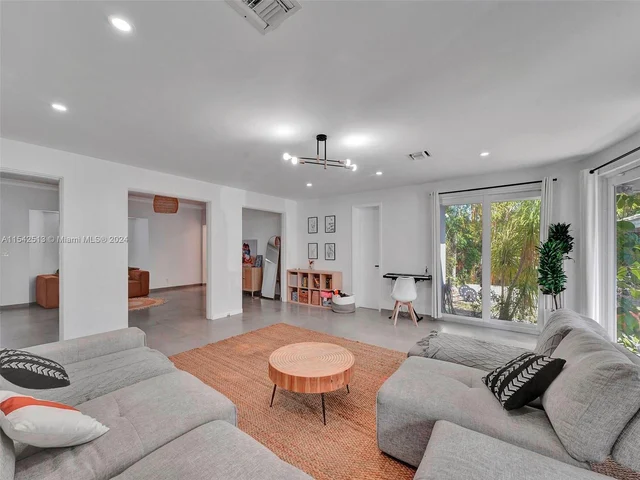 900 Tyler St, Hollywood FL 33019