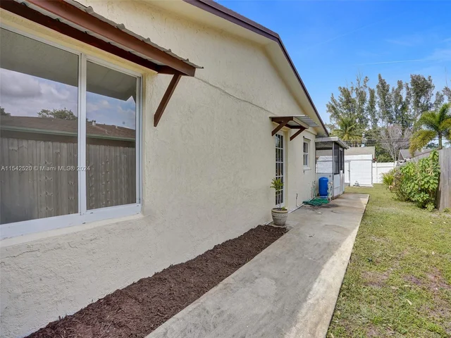 5501 NW 76th PL., Pompano Beach FL 33073
