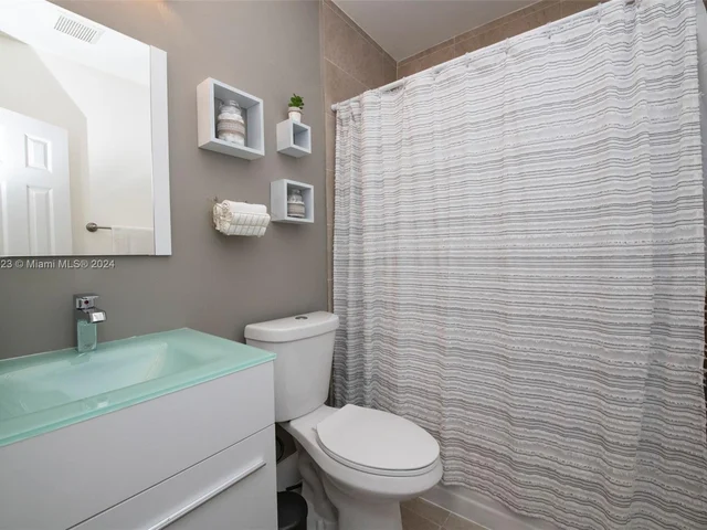 2190 NE 169th St, North Miami Beach FL 33162