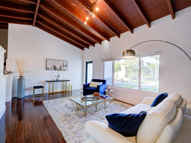 2190 NE 169th St, North Miami Beach FL 33162