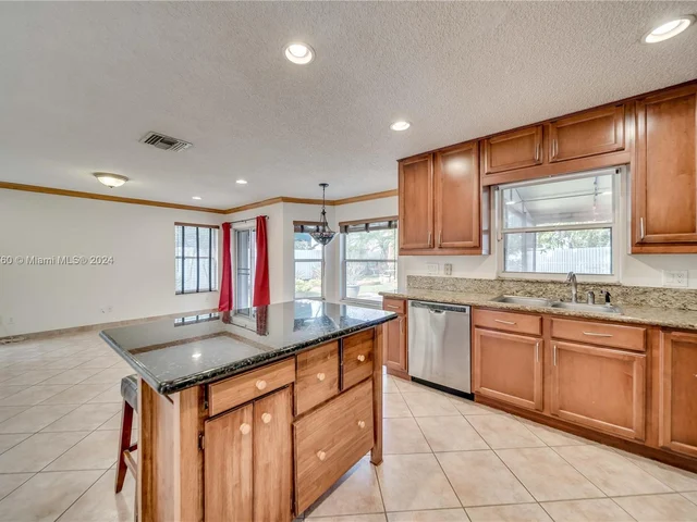 1346 SW 180th Ave, Pembroke Pines FL 33029