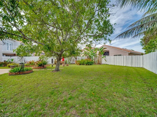 1346 SW 180th Ave, Pembroke Pines FL 33029