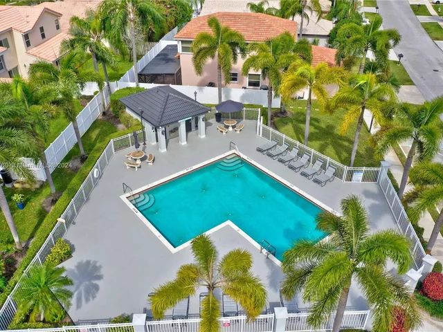 1346 SW 180th Ave, Pembroke Pines FL 33029