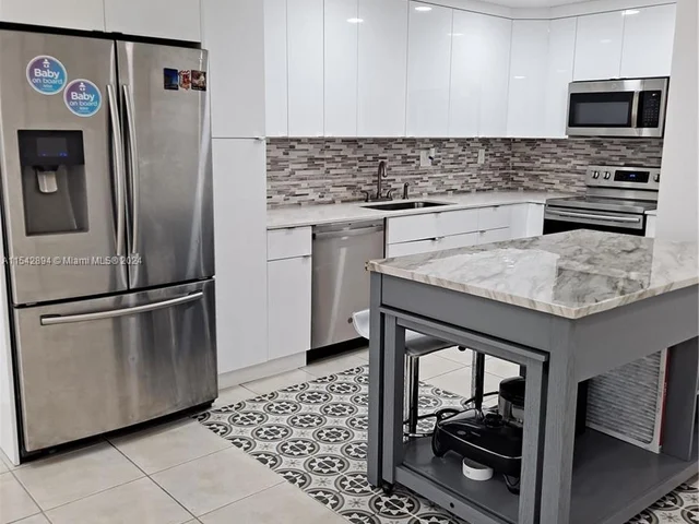 1890 W 56th St # 1325, Hialeah FL 33012