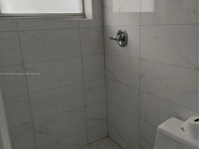 1130 NE 214th St, Miami FL 33179