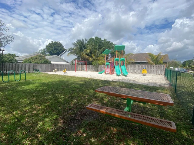 10050 SW 12th St, Pembroke Pines FL 33025