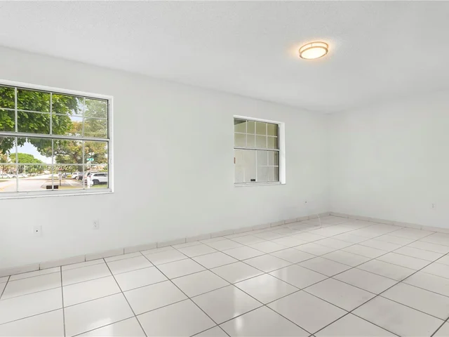 10050 SW 12th St, Pembroke Pines FL 33025