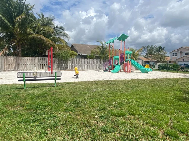 10050 SW 12th St, Pembroke Pines FL 33025