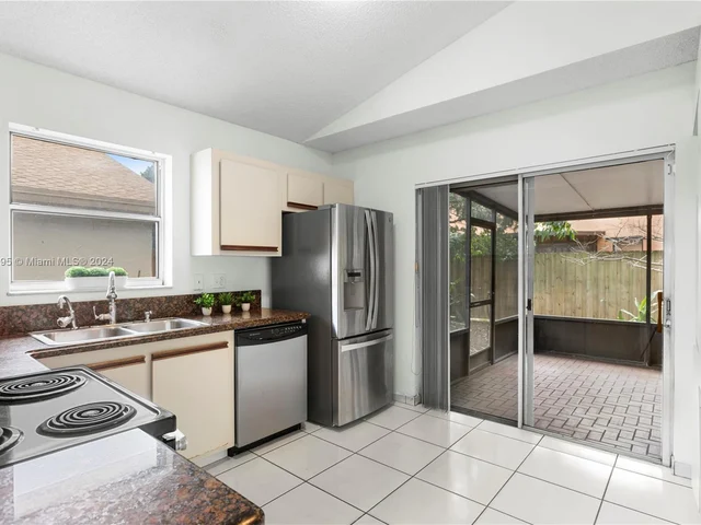 10050 SW 12th St, Pembroke Pines FL 33025