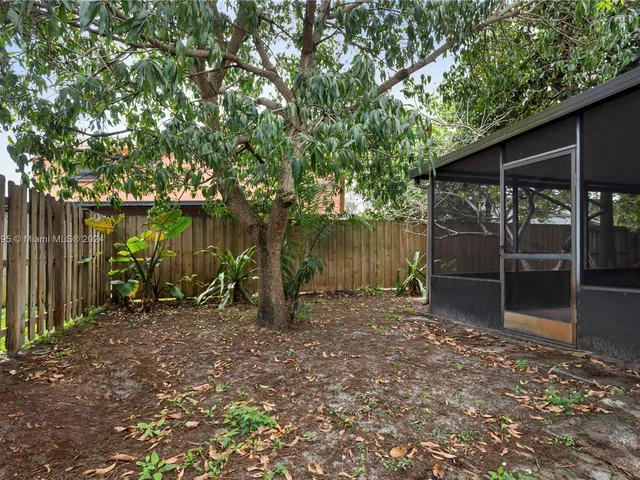 10050 SW 12th St, Pembroke Pines FL 33025