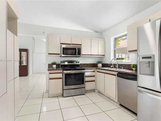 10050 SW 12th St, Pembroke Pines FL 33025