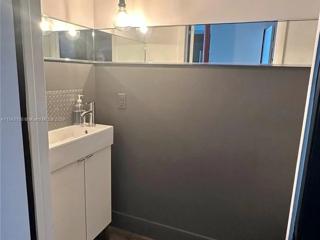 90 SW 3rd St # 1803, Miami FL 33130