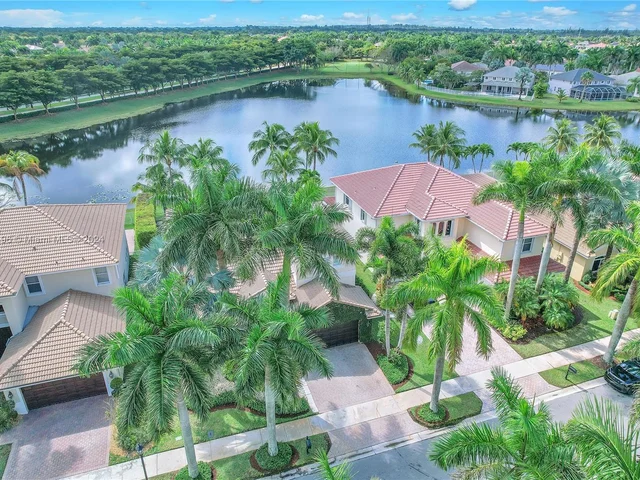 1719 Harbor View Cir, Weston FL 33327