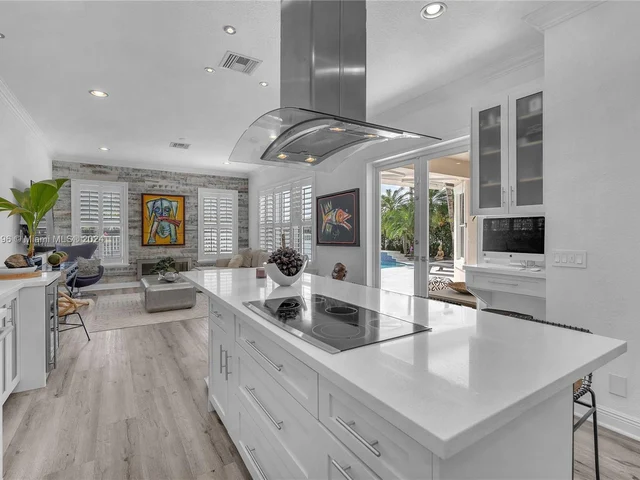 1719 Harbor View Cir, Weston FL 33327