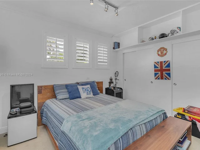 1719 Harbor View Cir, Weston FL 33327