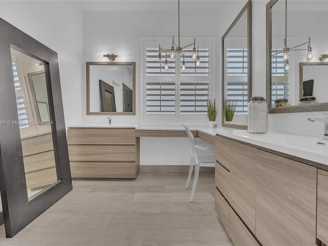 1719 Harbor View Cir, Weston FL 33327