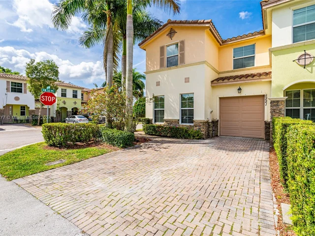 5221 SW 78th Ter, Davie FL 33328