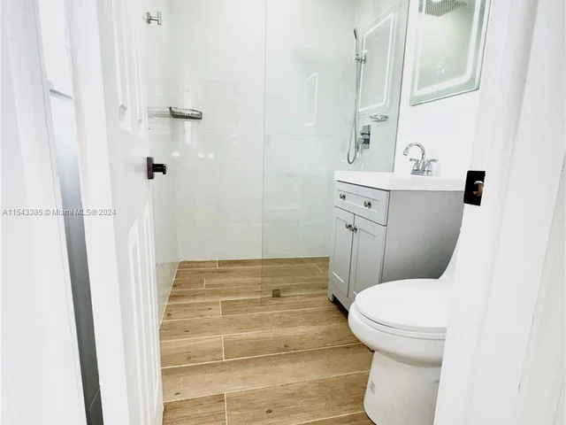 975 NE 40th St # C, Oakland Park FL 33334