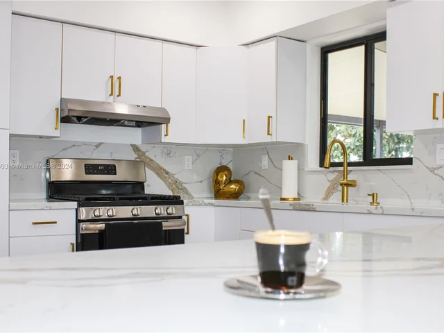 494 W 41st Pl, Hialeah FL 33012