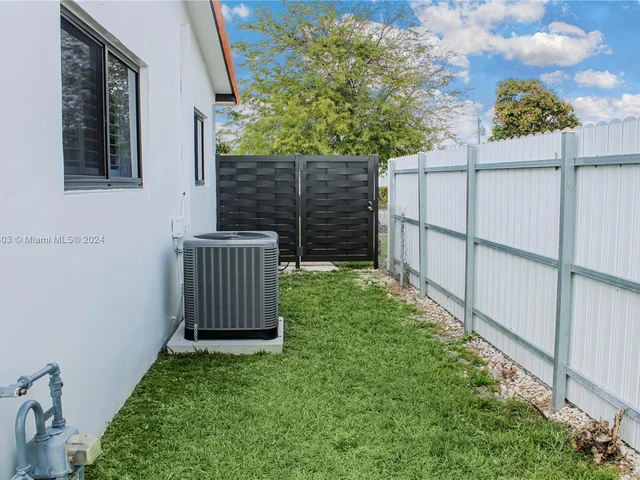 494 W 41st Pl, Hialeah FL 33012