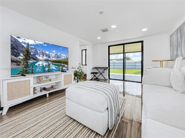 494 W 41st Pl, Hialeah FL 33012