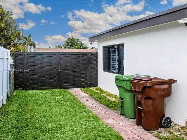 494 W 41st Pl, Hialeah FL 33012