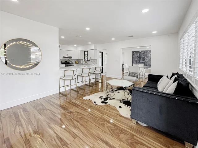 494 W 41st Pl, Hialeah FL 33012