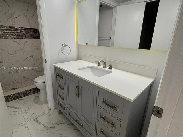 1021 Mockingbird Ln # 403, Plantation FL 33324