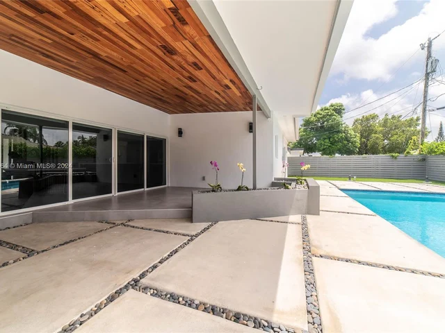 19920 NE 21st Ave, Miami FL 33179