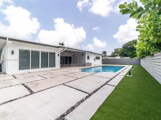 19920 NE 21st Ave, Miami FL 33179