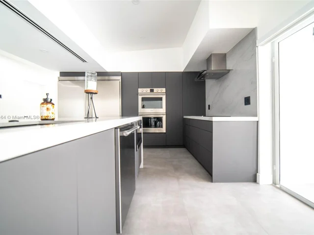 19920 NE 21st Ave, Miami FL 33179