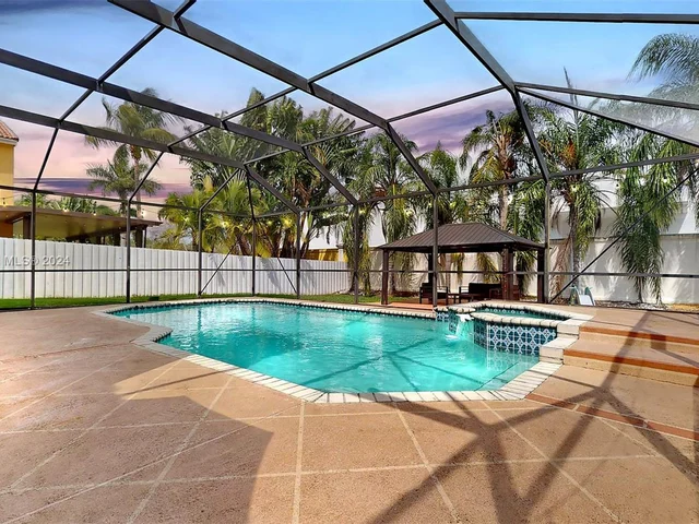 19431 SW 2nd St, Pembroke Pines FL 33029