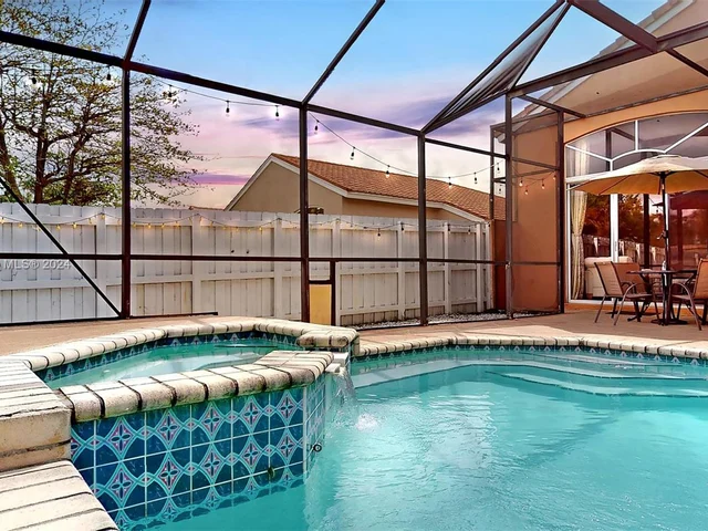 19431 SW 2nd St, Pembroke Pines FL 33029