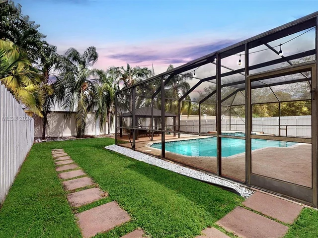 19431 SW 2nd St, Pembroke Pines FL 33029