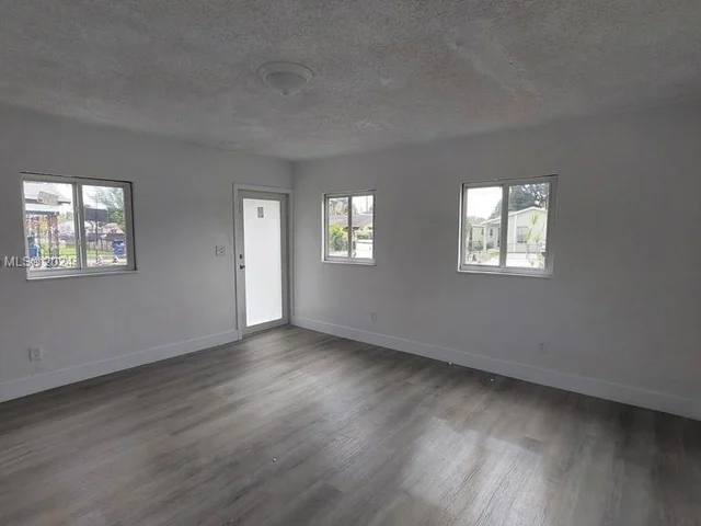 2927 NW 60th St # 2925, Miami FL 33142