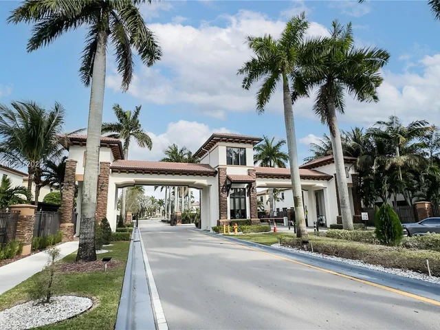 8680 NW 101st Pl, Doral FL 33178