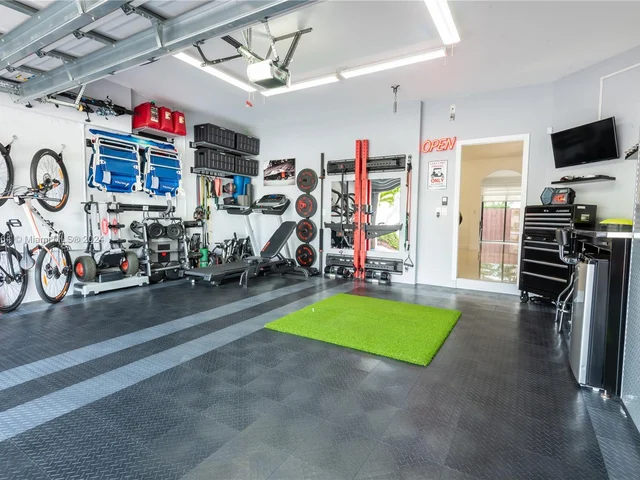 8680 NW 101st Pl, Doral FL 33178