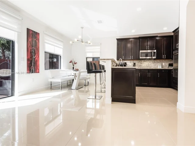 8680 NW 101st Pl, Doral FL 33178