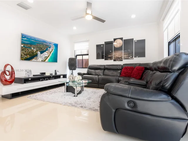 8680 NW 101st Pl, Doral FL 33178