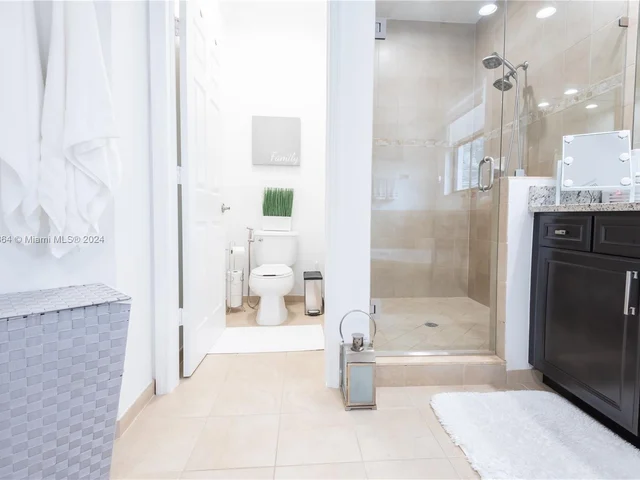 8680 NW 101st Pl, Doral FL 33178