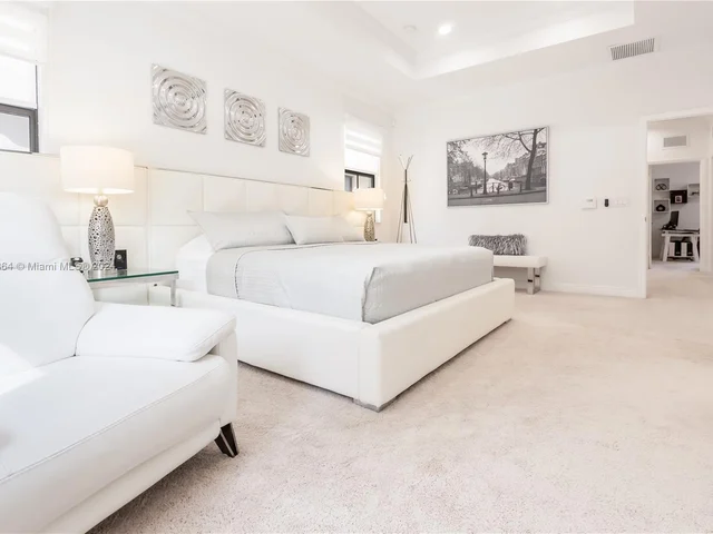 8680 NW 101st Pl, Doral FL 33178