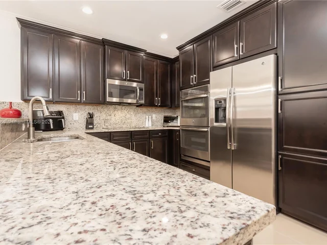 8680 NW 101st Pl, Doral FL 33178