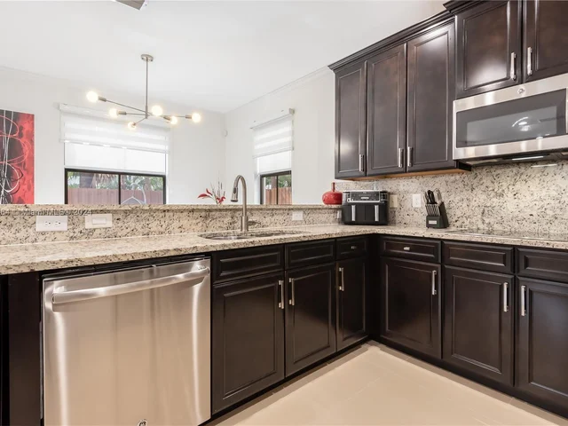 8680 NW 101st Pl, Doral FL 33178